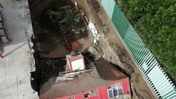 Inmenso socavón provoca el desplome