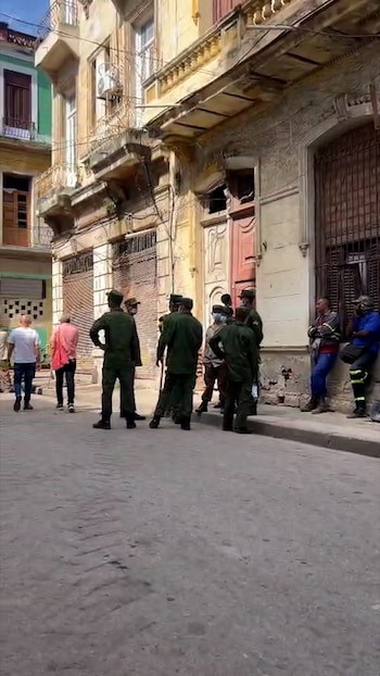 Crisis de combustible en Cuba: jóvenes del servicio militar obligatorio recolectan la basura