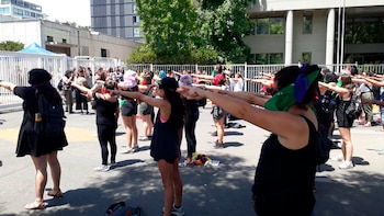 Intervención feminista en la puerta