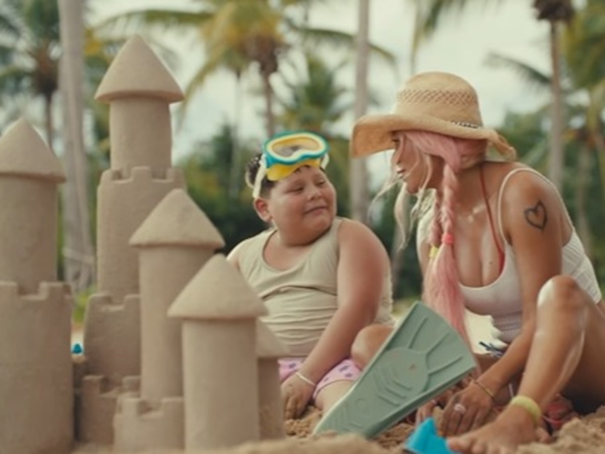 Quién es el niño que sale en los videos de Karol G y cómo se volvió famoso: también estuvo en la despedida del tour - Infobae