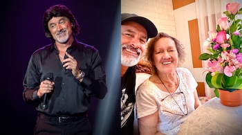 Imagen dividida con Carlos Alcántara caracterizado como Raphael en un escenario oscuro y una selfie de Carlos Alcántara con una mujer mayor sonriendo, junto a flores rosas.