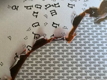 Letras del alfabeto armenio quemándose: