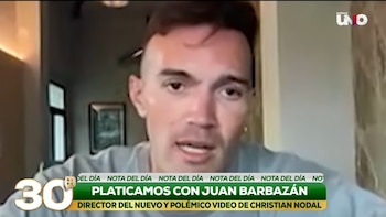 Primer plano de Juan Barbazán hablando en una videollamada, con gráficos de TV 'azteca uno' y 'PLATICAMOS CON JUAN BARBAZÁN' superpuestos