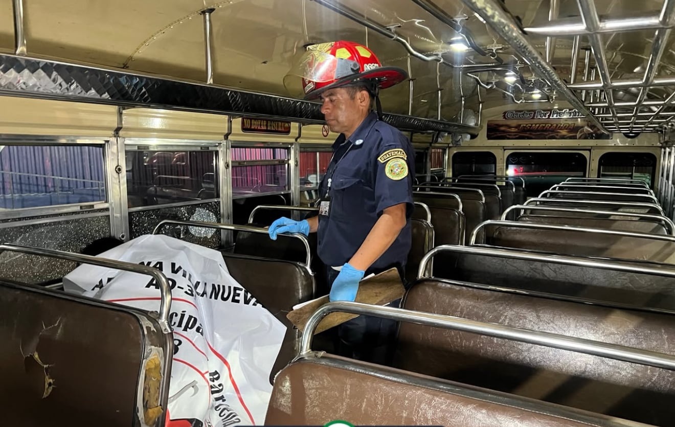 Los Bomberos Municipales Departamentales confirmaron la muerte de un hombre y una mujer en el kilómetro 22 de la vía. (Bomberos Municipales Departamentales)