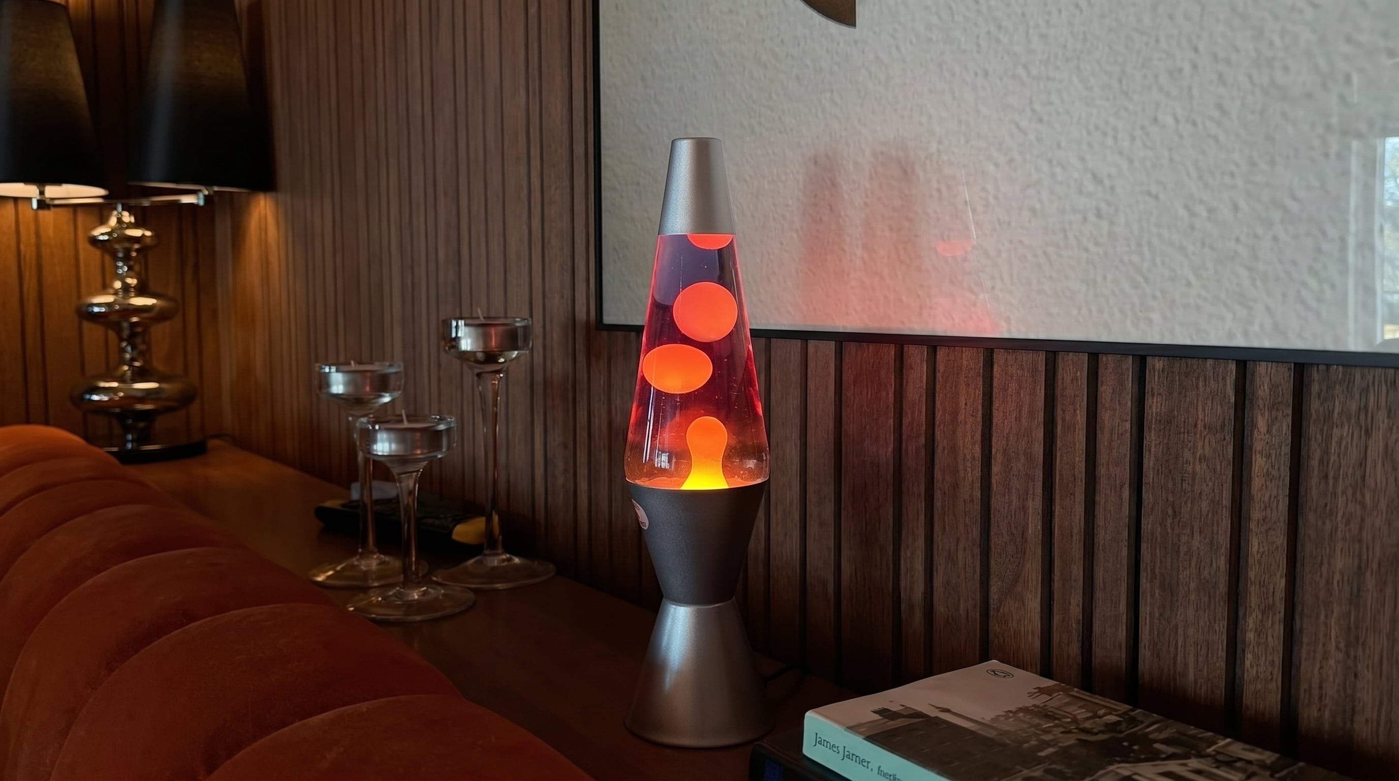 Ediciones limitadas y colaboraciones creativas revalorizan la lámpara de lava en la escena internacional del interiorismo. (Imagen Ilustrativa Infobae)
