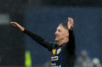 Mateo Carabajal celebra tras anotar un gol para Independiente del Valle de Ecuador ante Flamengo de Brasil en la Recopa Sudamericana, el martes 21 de febrero de 2023, en Quito. (AP Foto/Dolores Ochoa)