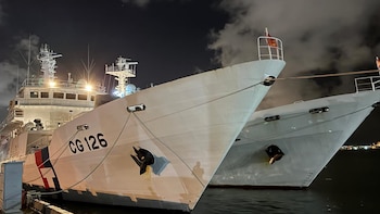 Dos de los nuevos guardacostas