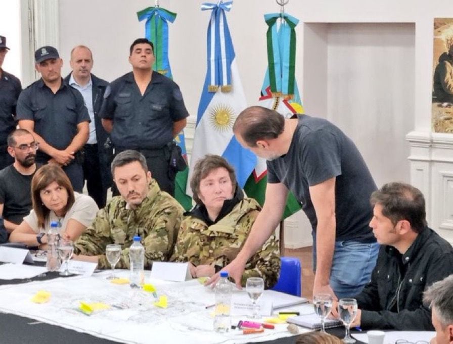 Una imagen de Milei en Bahía Blanca: a poco tiempo de asumir, el presidente y Axel Kicillof se reunieron en el comité de crisis conformado por el trágico temporal que sacudió a la ciudad de la provincia de Buenos Aires