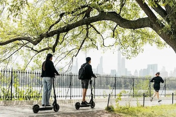 Las muertes de ocupantes de vehículos particulares bajaron a 16 y las de bicicletas convencionales se ubicaron en tres durante el primer semestre de 2026 en Nueva York (AP)