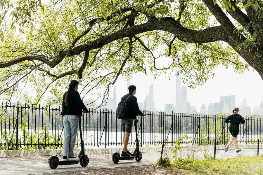 Las muertes de ocupantes de vehículos particulares bajaron a 16 y las de bicicletas convencionales se ubicaron en tres durante el primer semestre de 2026 en Nueva York (AP)