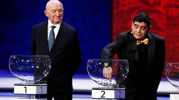 Diego Maradona fue el encargado de sacar a las selecciones del bombo 2 en el sorteo de Rusia 2018 (Foto: REUTERS/Grigory Dukor)