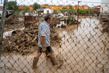 Un hombre observa la zona anegada por el lodo causado por las fuertes lluvias caídas desde este sábado, en la localidad toledana de Magán. EFE/Ismael Herrero
