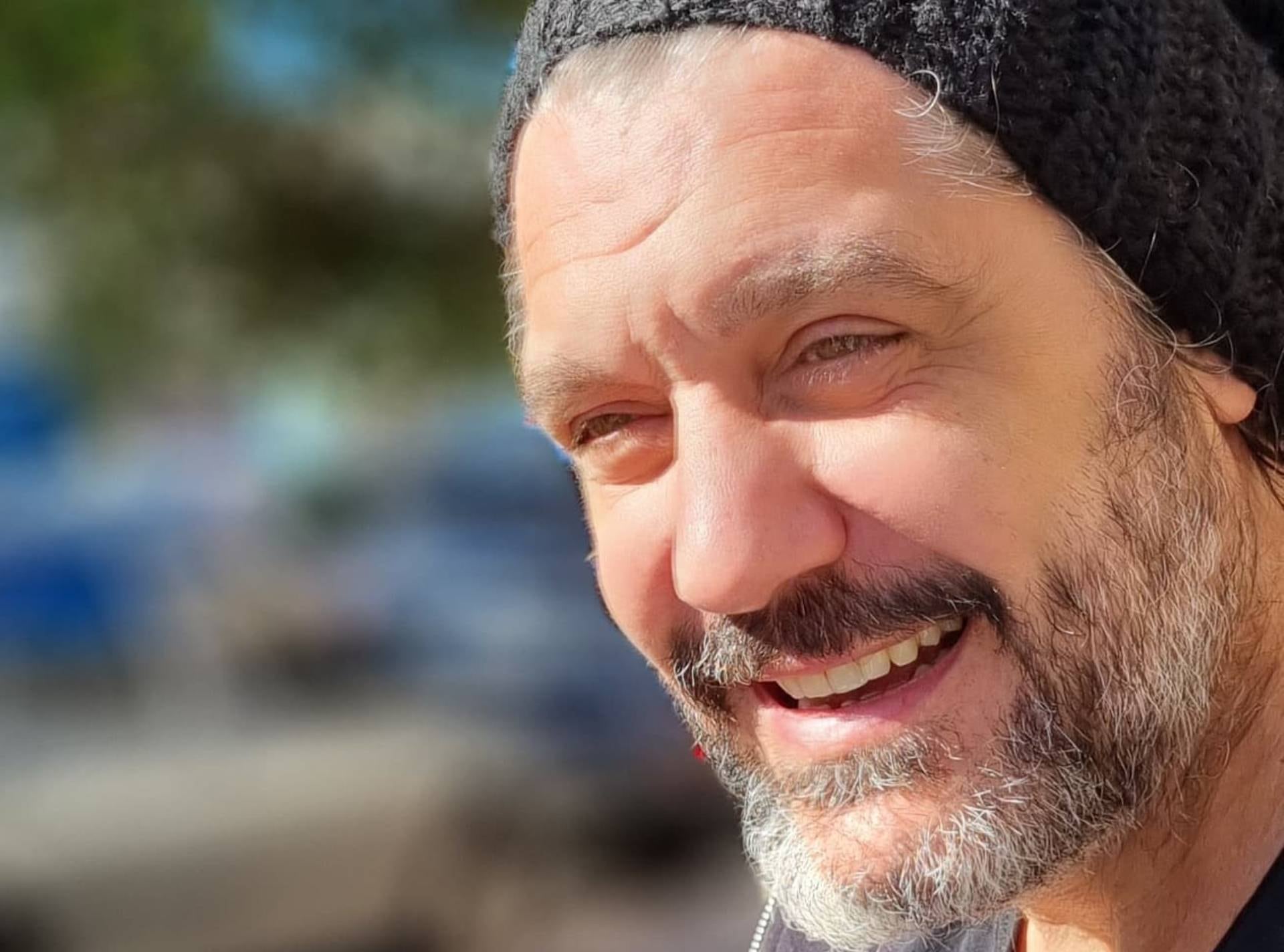 Ghione, de 53 años, tiene trayectoria como actor, director y docente. Participó en producciones televisivas como Montecristo, Casi Ángeles y La 1-5/18, además de trabajos en cine y teatro