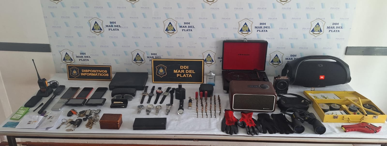 Los elementos que secuestraron durante el allanamiento