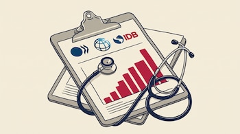 Portapapeles metálico con una ficha médica, un gráfico de barras rojas, tres logotipos institucionales y un estetoscopio negro sobre fondo claro.
