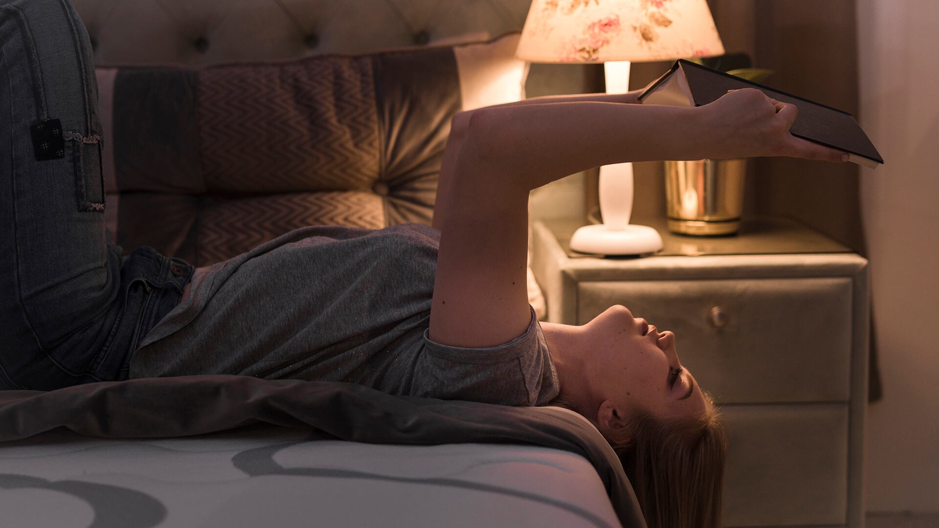 Los hombres presentaron mayor alteración en la regularidad del sueño por el uso nocturno de pantallas (Freepik)