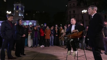 Nahuel Pennisi celebró con Mario Pergolini el 25 de mayo cantando en el Cabildo