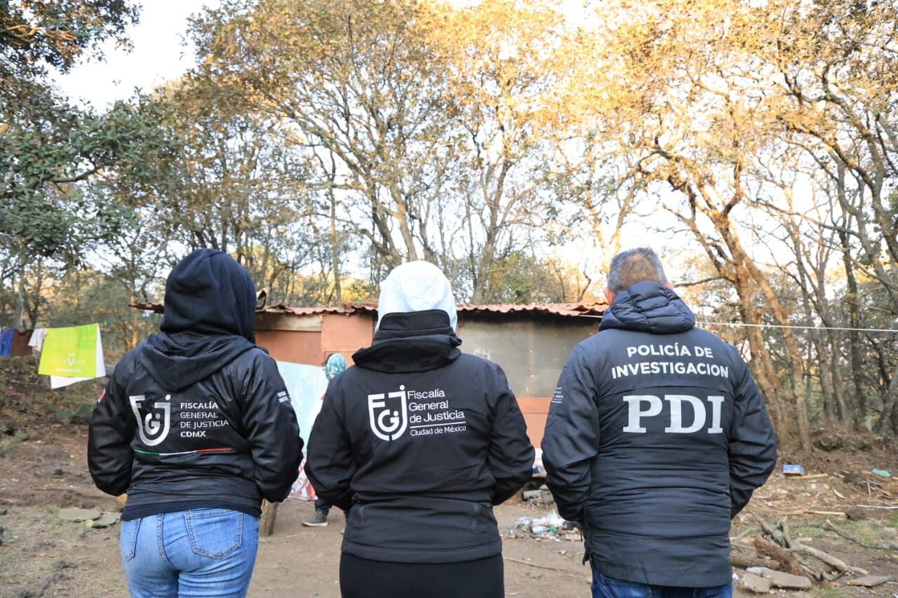 Agentes de la Fiscalía General de Justicia y la Policía de Investigación supervisan la recuperación de suelo de conservación en San Andrés Totoltepec, Tlalpan, tras el retiro de construcciones ilegales. (Sedema)