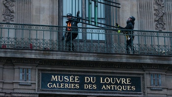 El Louvre instaló una reja