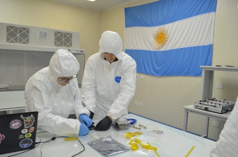 La misión pondrá a prueba un receptor GPS GNSS creado por investigadores de la UNLP, capaz de determinar la posición del satélite en órbita (UNLP)