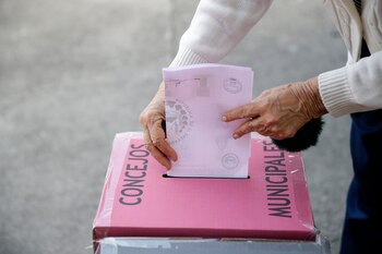 Una mujer vota en el centro escolar 'Concha viuda de Escalón' este domingo, en San Salvador (El Salvador). EFE/ Rodrigo Sura