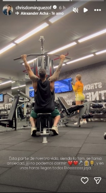 Christian Domínguez de espaldas en un gimnasio, realizando ejercicios de dominadas en una máquina de pesas. Se ven otras máquinas y una persona al fondo