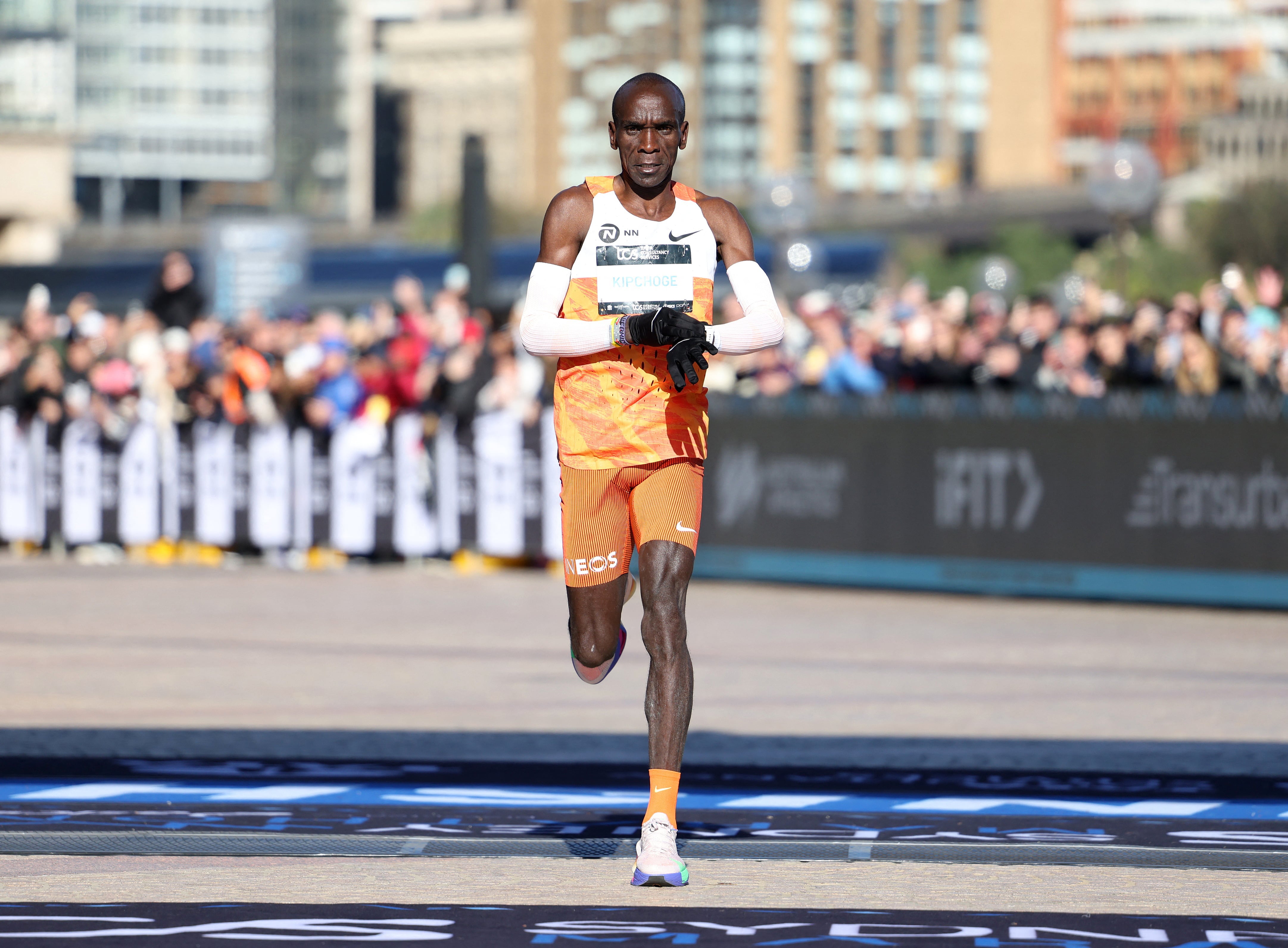 La baja del keniano Sebastian Sawe deja como referencia el 2h01:09 logrado en 2022 por Kipchoge, mientras la organización aún no publica la nómina completa de élite - REUTERS/Hollie Adams