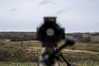 ARCHIVO: Una imagen muestra una mira óptica en un fusil de un francotirador del Ejército ucraniano en un campo de tiro cerca de la línea del frente, en medio del ataque de Rusia contra Ucrania, en la región de Donetsk, Ucrania, el 23 de diciembre de 2023 (Reuters)