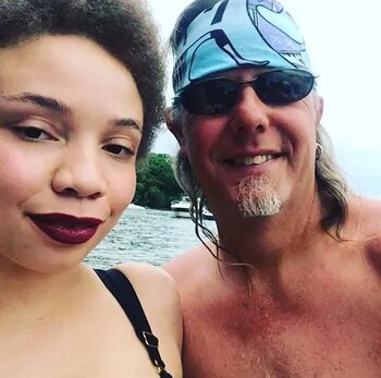 Mikaela Spielberg con su novio