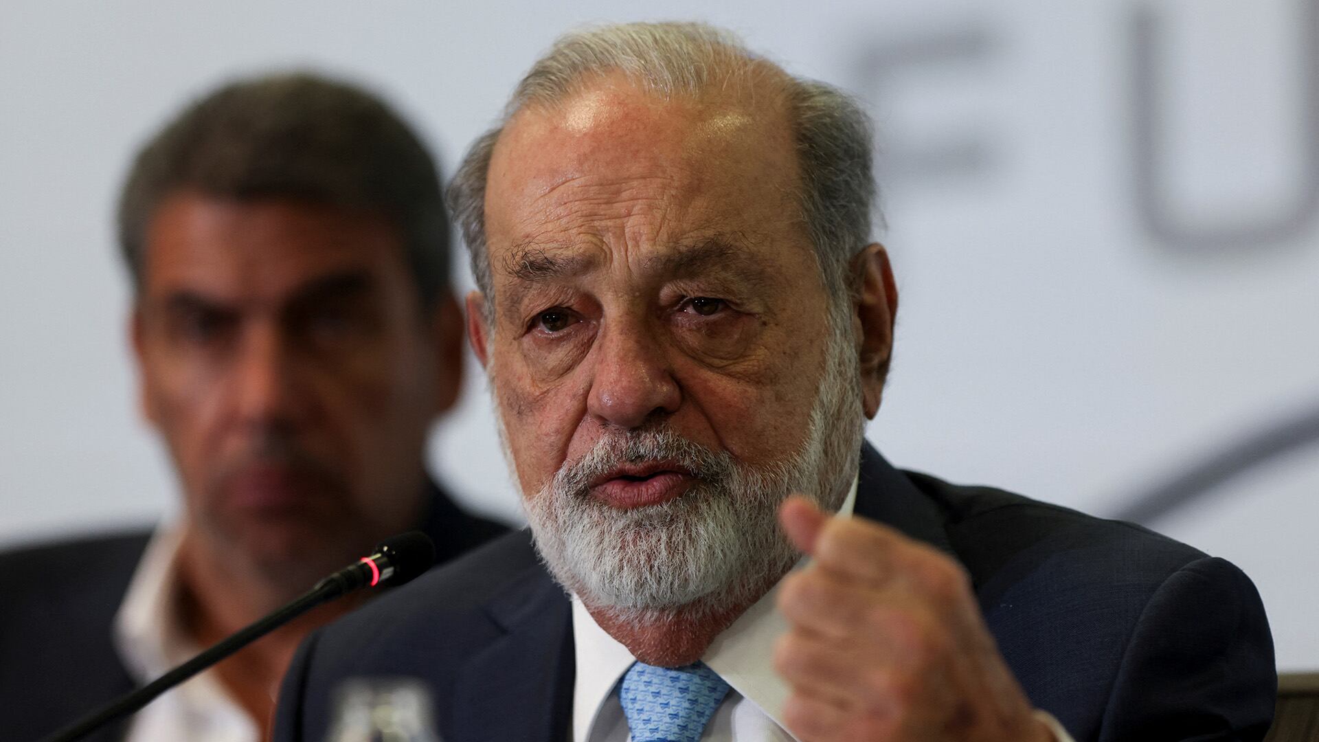 El magnate mencionó que las operadoras de internet invierten mucho dinero en su infraestructura. (REUTERS/Gustavo Graf)