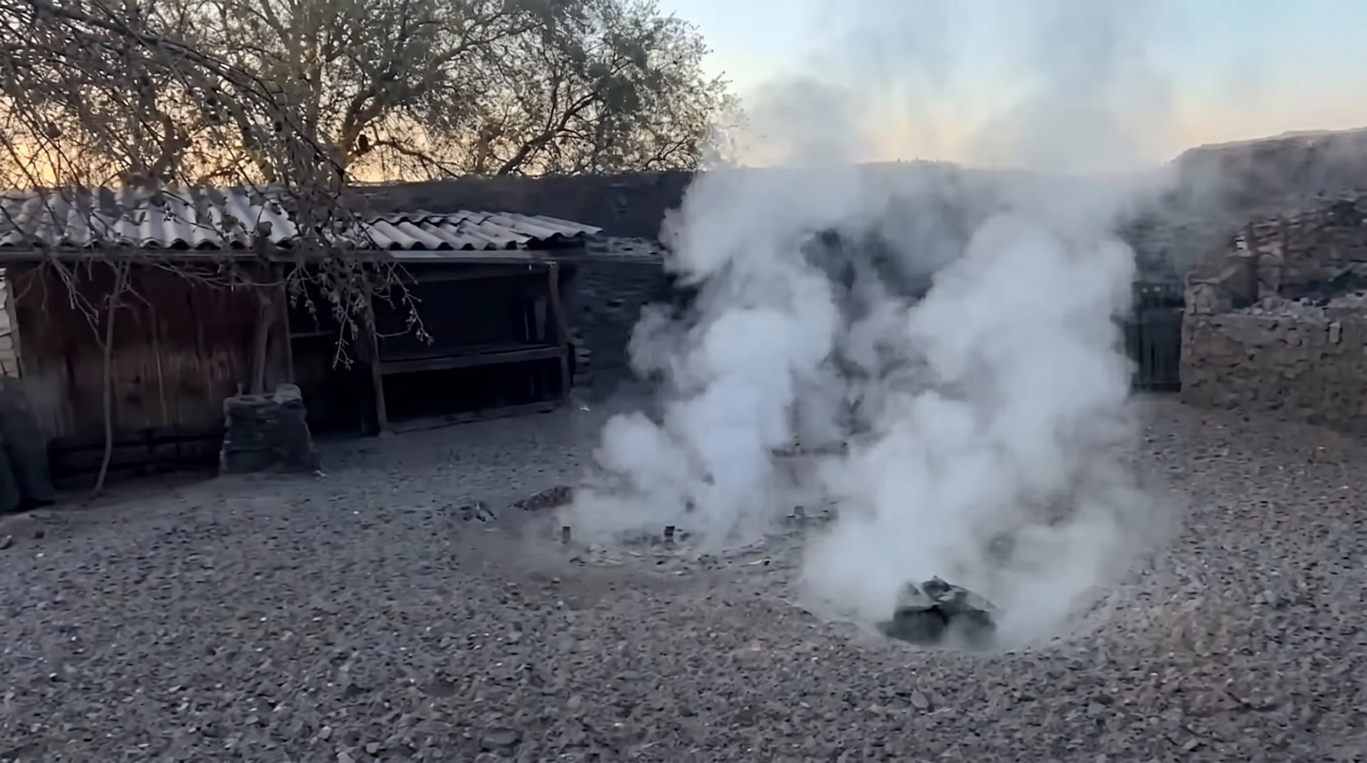 Vapor y agua caliente emanan de un nuevo géiser reportado en Michoacán por el CENAPRED, generando interés en la actividad geotérmica regional. (Imagen Ilustrativa Infobae)