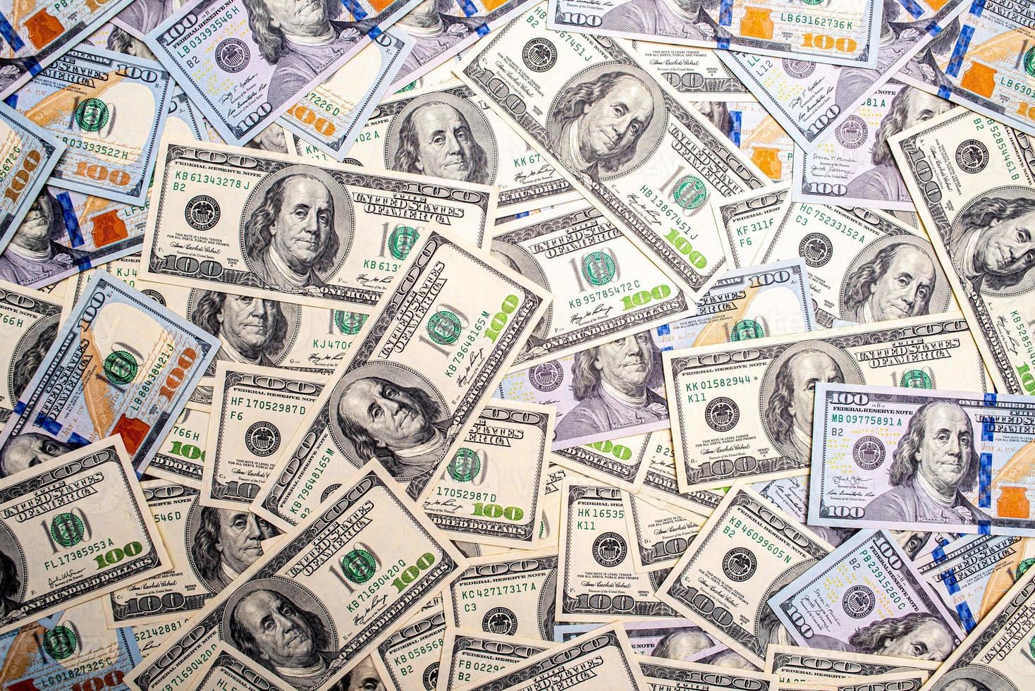 Las remesas del exterior, cercanas a USD 5.000 millones al año, refuerzan la disponibilidad de dólares en el país. Foto: Vecteezy