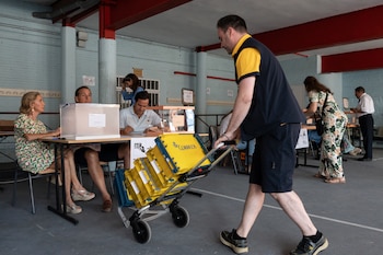 Un cartero llega al colegio electoral con el voto por correo durante las elecciones generales de 2023.