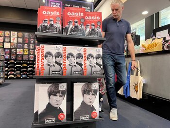 Merchandising de Oasis en una