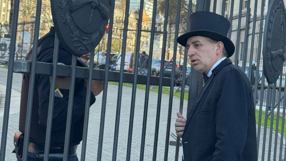 El Mago Sin Dientes se presentó en la Casa Rosada y pidió hablar con Javier Milei (@nicolasmunafo)