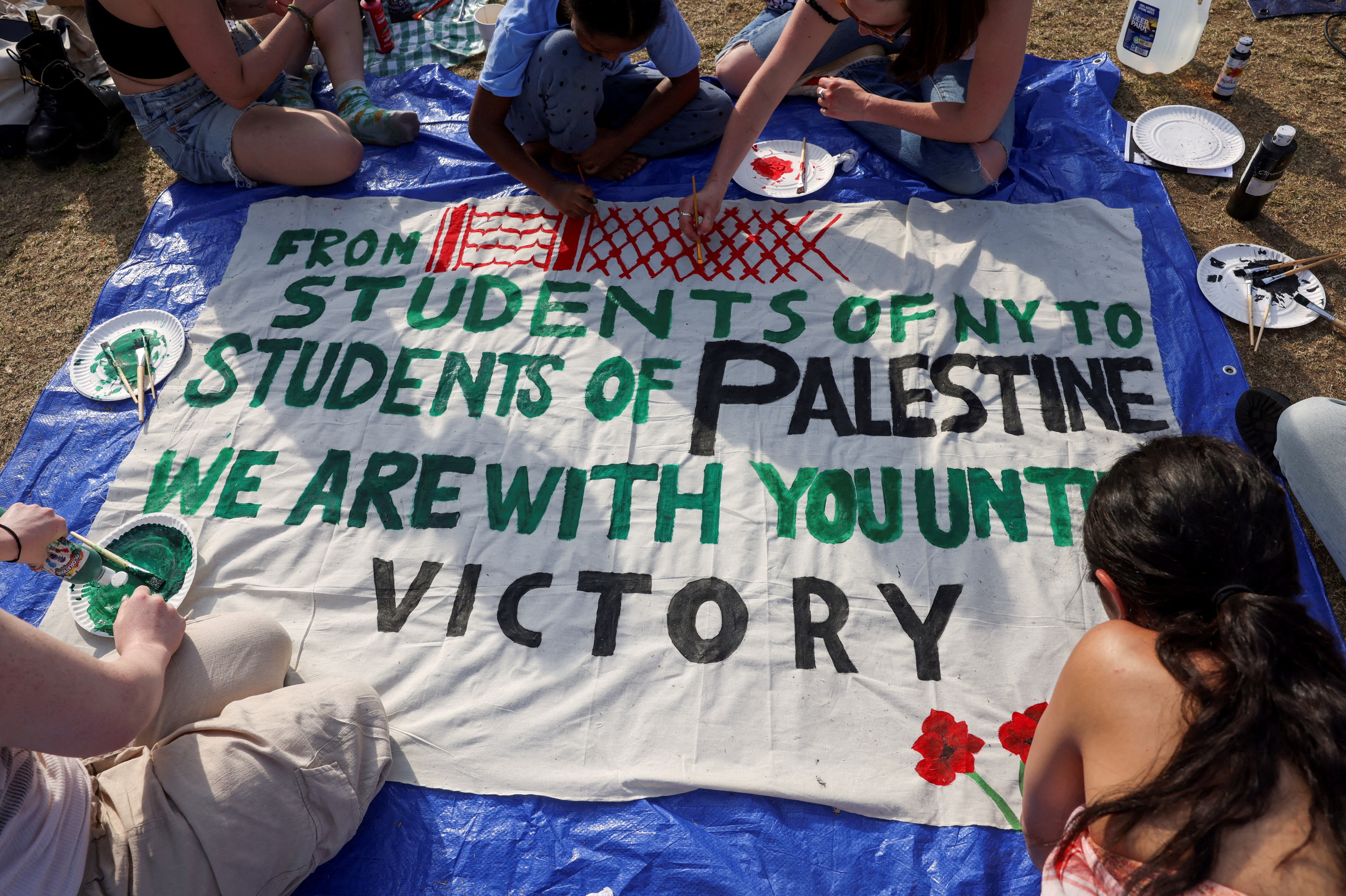 Estudiantes de la Universidad de Columbia pintan una pancarta durante una manifestación a favor de Palestina en medio del conflicto entre el grupo terrorista Hamas e Israel (REUTERS/Caitlin Ochs/Archivo)