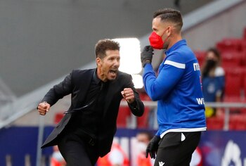 Diego Simeone alcanzó los 10 títulos en su carrera como entrenador (Reuters)