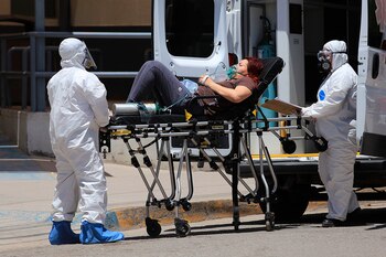 Paramédicos ingresan a una paciente