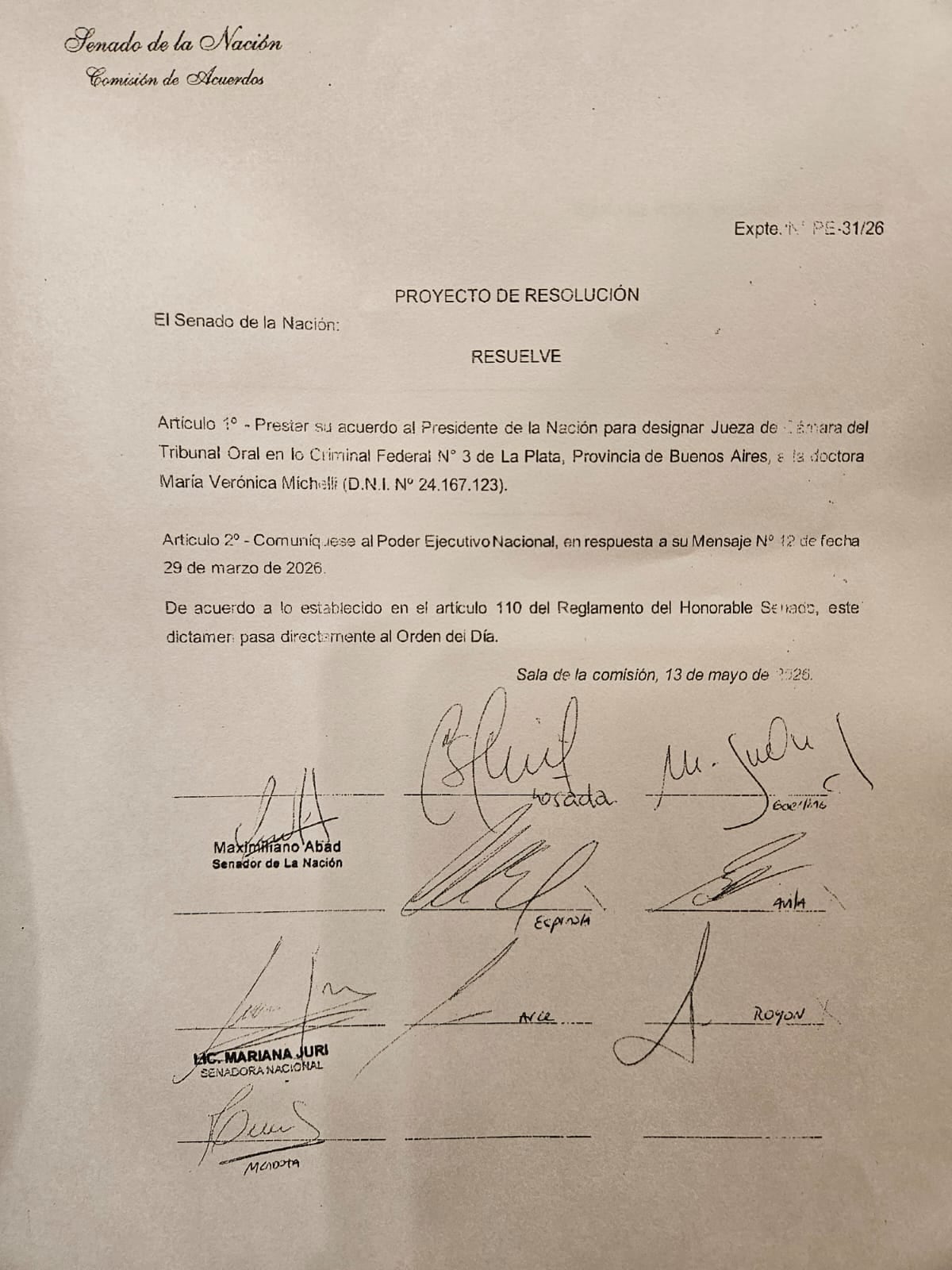 Un dictamen del Senado de la Nación, con nueve firmas de senadores para la aprobación para la designación de María Verónica Michelli como jueza federal del Tribunal Oral en lo Criminal Federal N° 3 de La Plata.