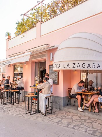 Está ubicado dentro de un