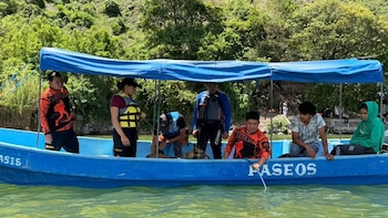 Los bomberos voluntarios de Guatemala suspenden la búsqueda del piloto desaparecido en la laguna de Ayarza