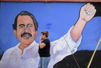 Una mujer camina junto a