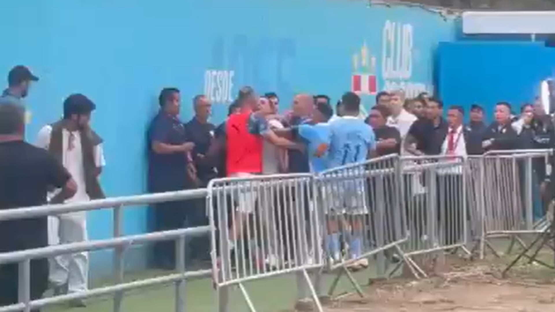 El conflicto entre Hernán Barcos y Pablo Guede siguió después del partido: lo que pasó en el estadio Alberto Gallardo