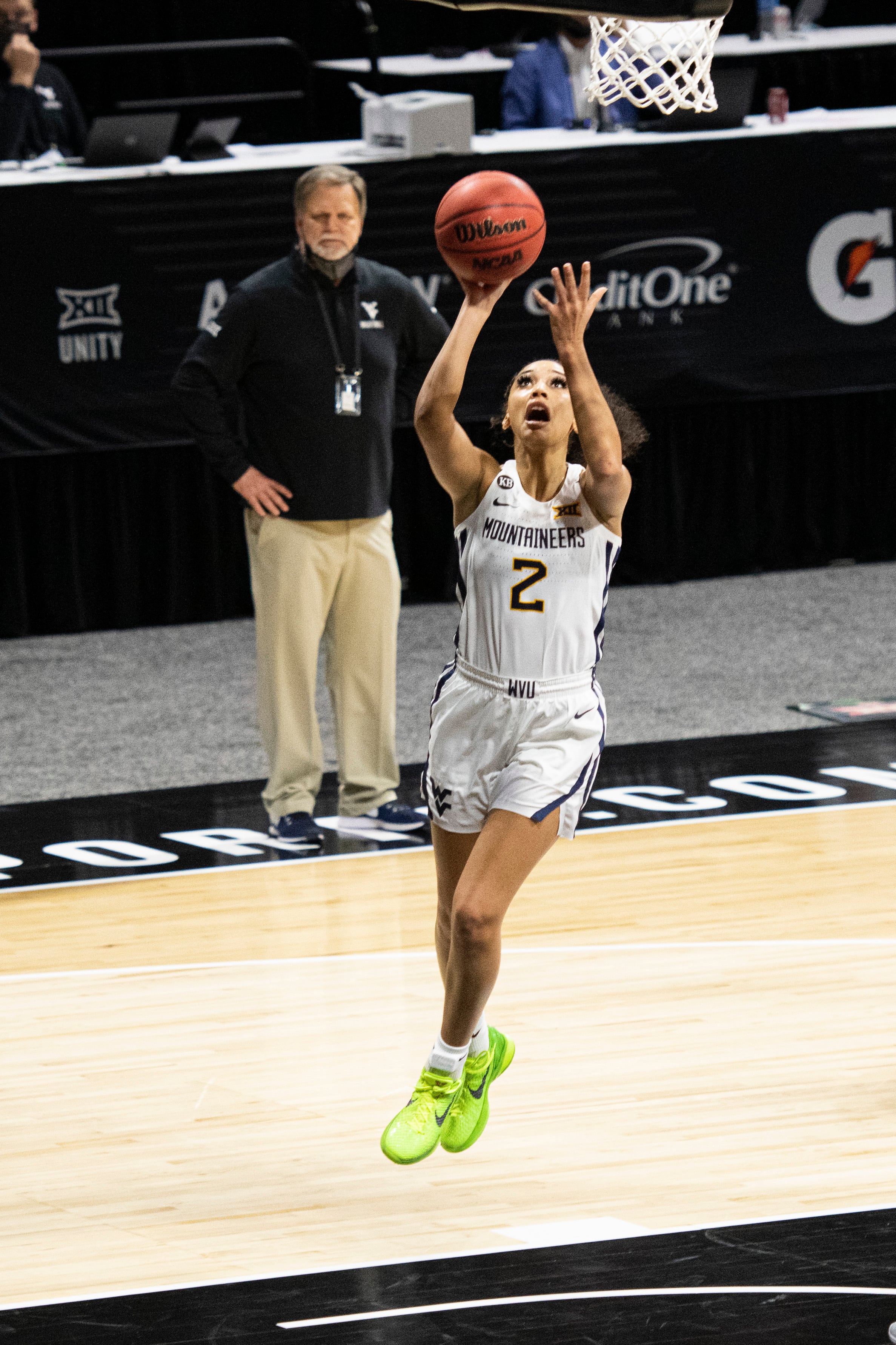 12 de marzo de 2021; Kansas City, Misuri, EE. UU.; la base de las West Virginia Mountaineers, Kysre Gondrezick (2), se dirige hacia la canasta ante las Kansas State Wildcats durante la segunda mitad en el Municipal Auditorium. Crédito obligatorio: Amy Kontras-USA TODAY Sports
