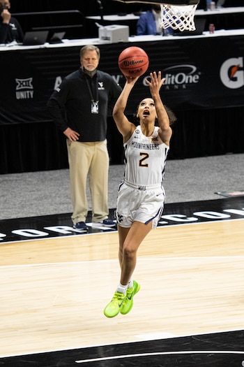 12 de marzo de 2021; Kansas City, Misuri, EE. UU.; la base de las West Virginia Mountaineers, Kysre Gondrezick (2), se dirige hacia la canasta ante las Kansas State Wildcats durante la segunda mitad en el Municipal Auditorium. Crédito obligatorio: Amy Kontras-USA TODAY Sports