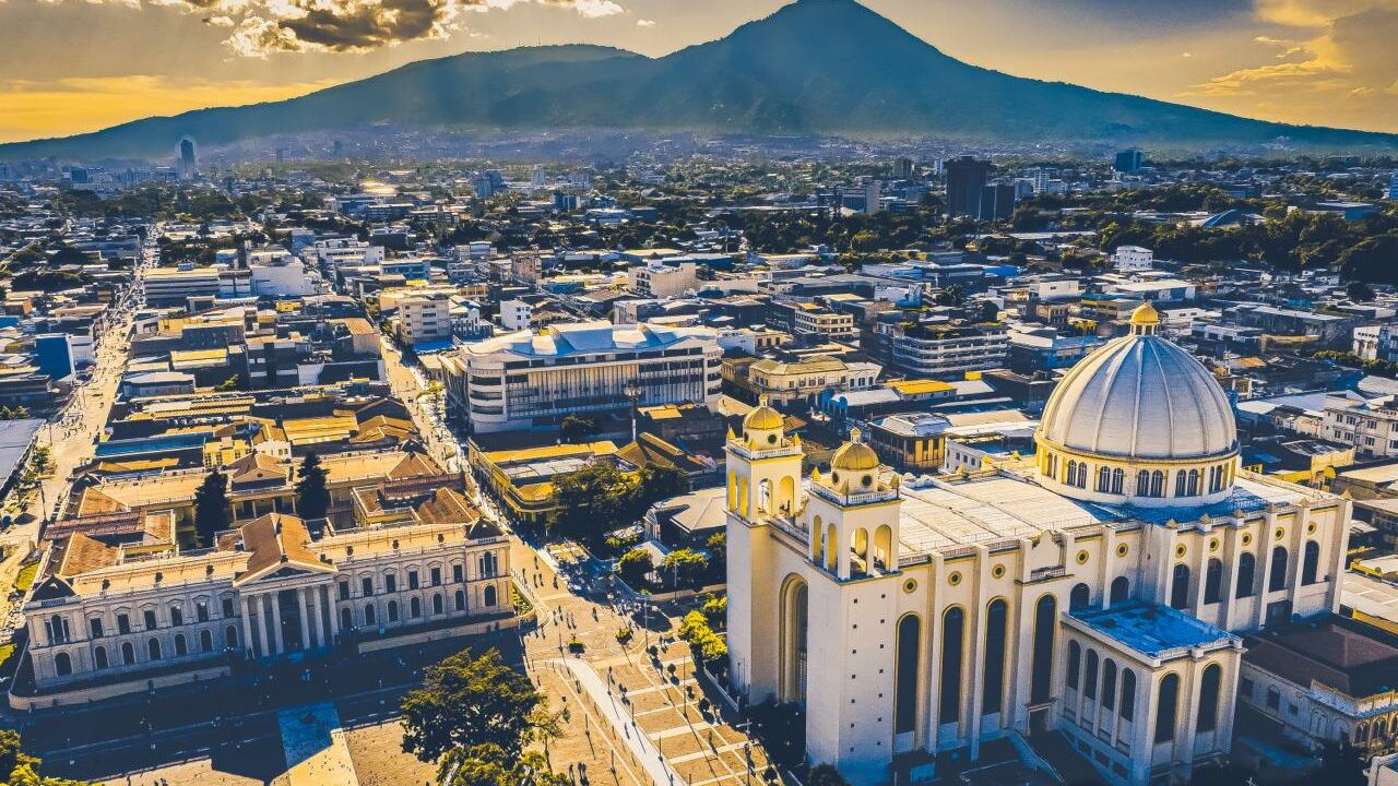 El dinamismo de las remesas proporciona sustento económico directo a cientos de miles de hogares salvadoreños y financia consumos, ahorros y pequeños emprendimientos de base familiar y comunitaria. Foto cortesía Secretaría de Presidencia