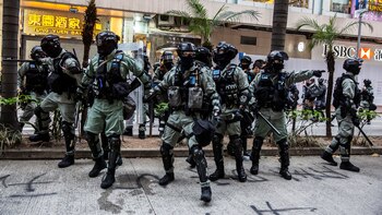 Policías toman posición para cercar la marcha (ISAAC LAWRENCE / AFP)