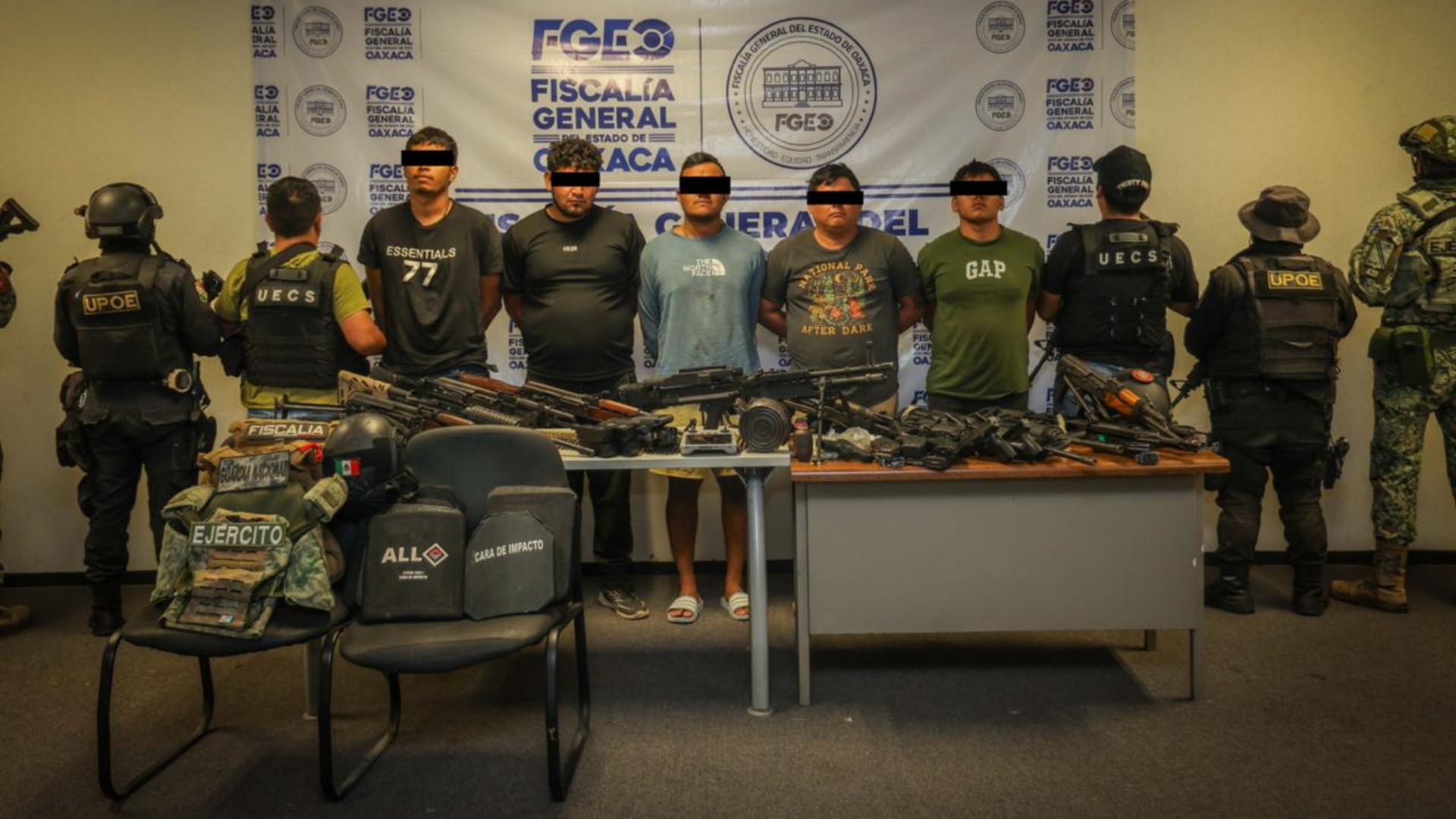 Autoridades anuncian histórico golpe al crimen en la Costa Chica de Oaxaca, desarticulan banda y aseguran armas