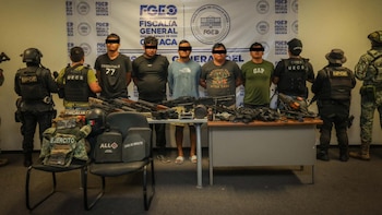 Autoridades anuncian histórico golpe al crimen en la Costa Chica de Oaxaca, desarticulan banda y aseguran armas