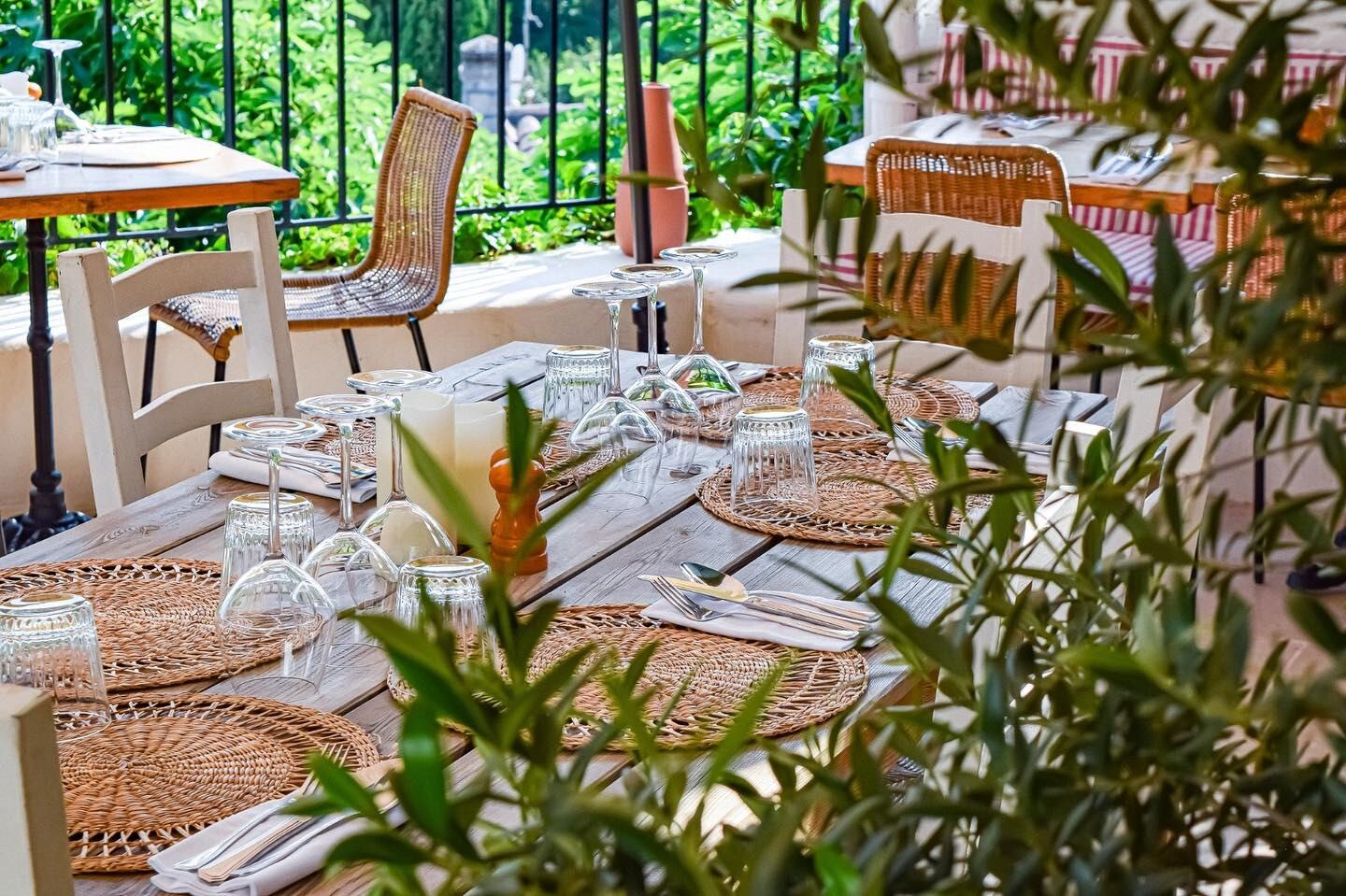 Terraza del restaurante Picotte, en Cotignac, Francia (Instagram / @picotteprovence)